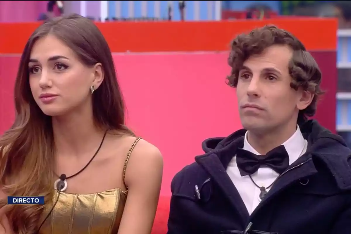 Maica i Óscar Landa assegudes en un set de televisió amb fons colorit. Captura de 'GH Duo'