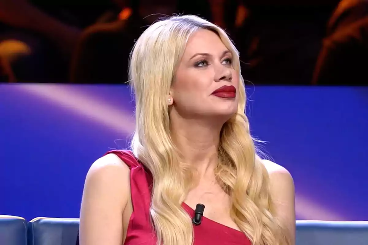 Vanessa con cabello rubio y labios rojos sentada en un estudio de televisión. Captura de 'GH Dúo'