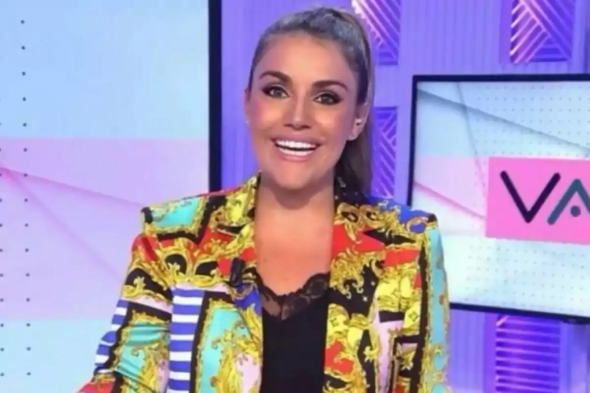 Captura de Giovanna González sonriendo con una chaqueta colorida en Vamos a ver Captura de Giovanna González sonriendo con una chaqueta colorida en Vamos a ver