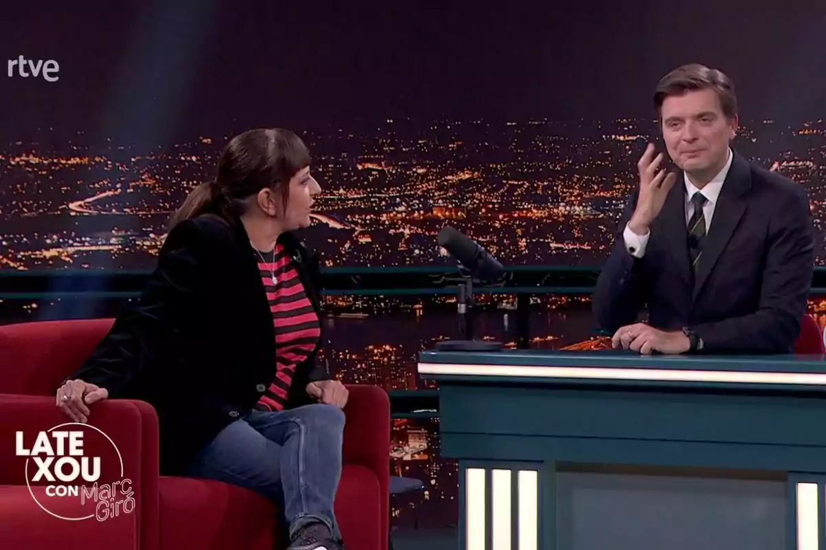 Yolanda Ramos y Marc Giró conversan en el programa 'Late Xou' con una vista nocturna de la ciudad al fondo. Yolanda Ramos y Marc Giró conversan en el programa 'Late Xou' con una vista nocturna de la ciudad al fondo.
