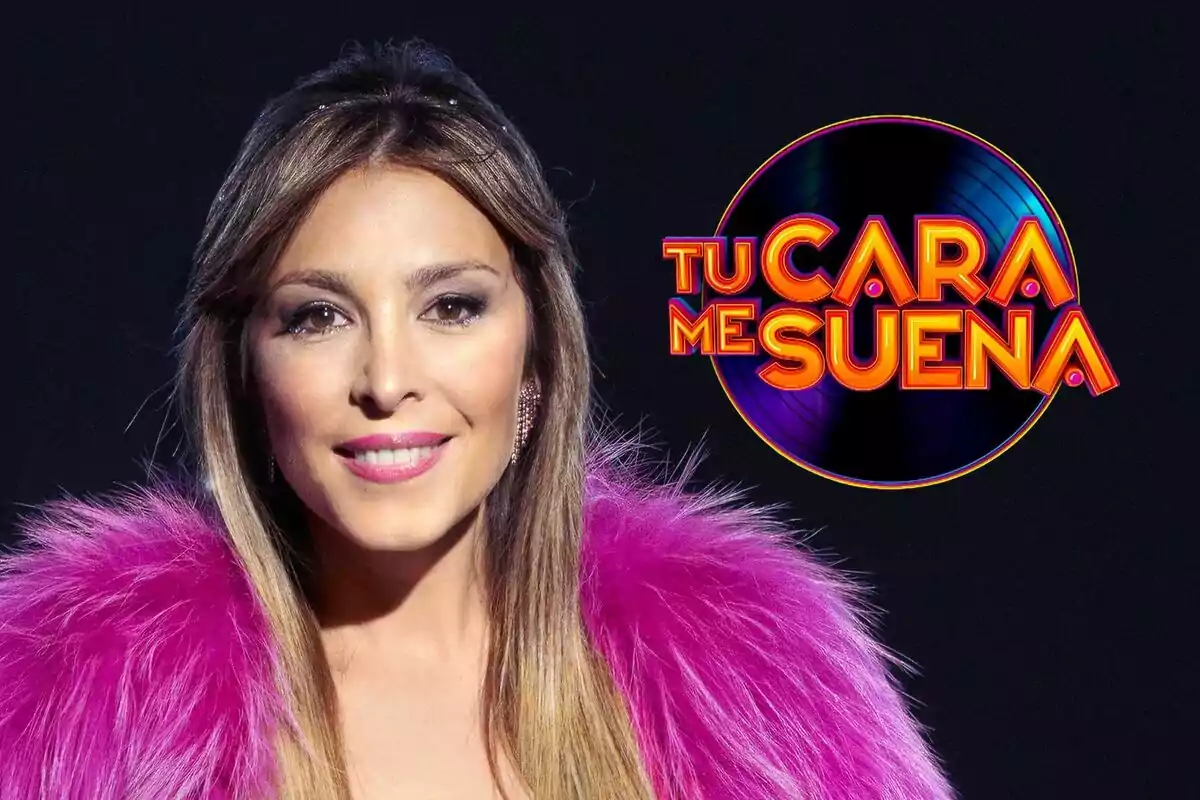 Gisela con un abrigo de plumas rosa junto al logo del programa "Tu Cara Me Suena".