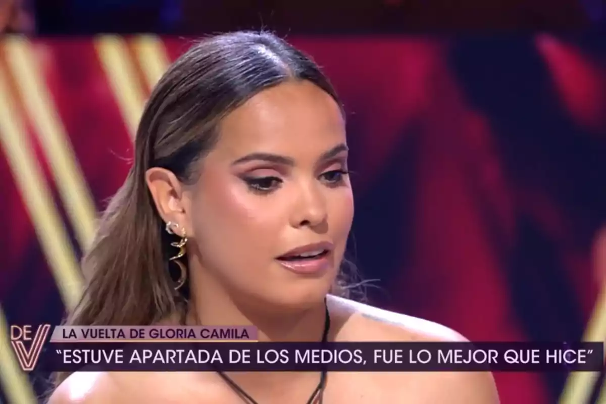 Gloria Camila, con rostro serio, hablando en el plató de '¡De Viernes!' Gloria Camila, con rostro serio, hablando en el plató de '¡De Viernes!'