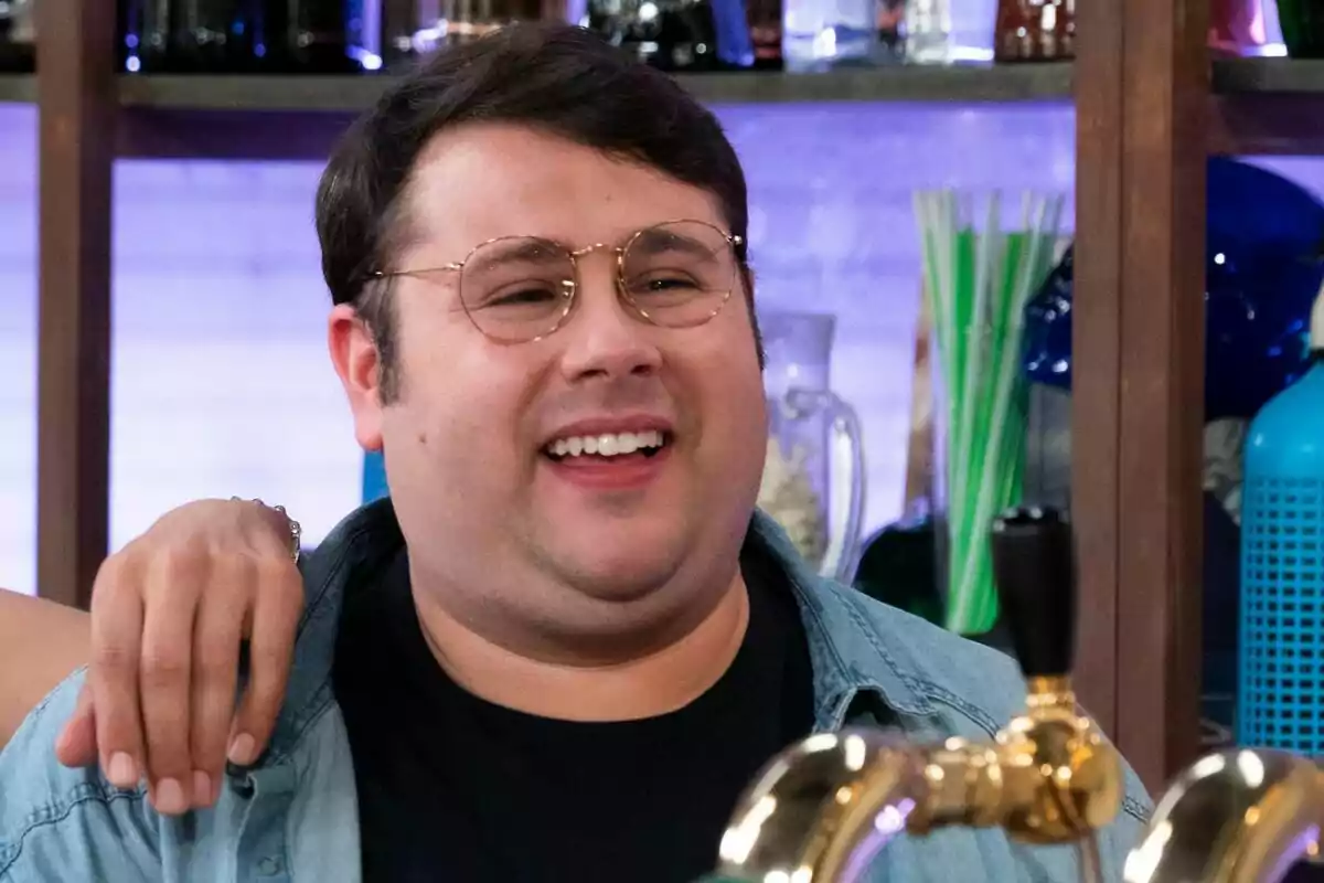 Gonzalo Caps con gafas sonríe en un ambiente interior con estantes y botellas al fondo en 4 Estrellas. Gonzalo Caps con gafas sonríe en un ambiente interior con estantes y botellas al fondo en 4 Estrellas.
