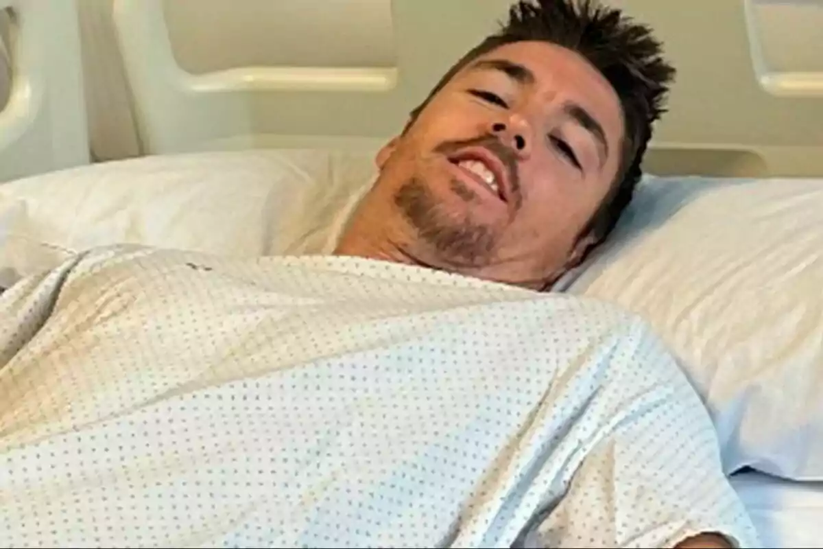 Gorka Ibarguren ficat al llit en un llit d'hospital amb bata blanca.