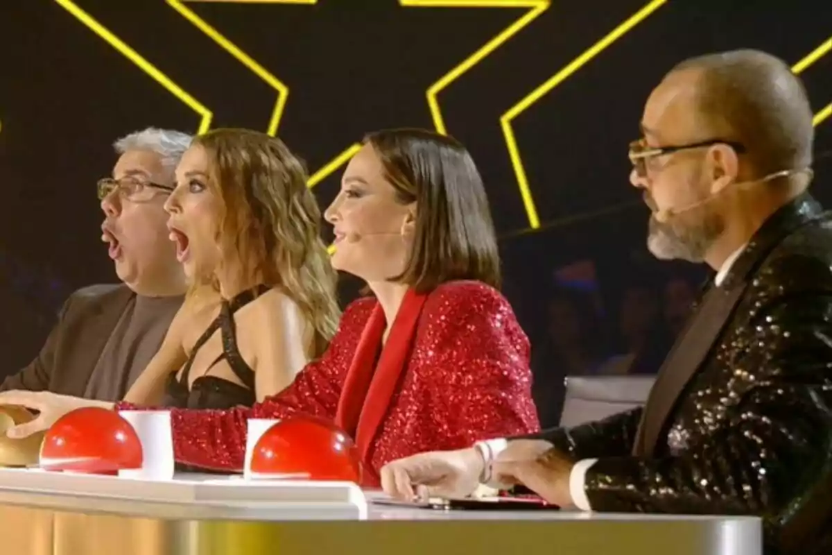 Florentino Fernández, Paula Echevarría, Tamara Falcó y Risto Mejide, jueces en Got Talent con expresiones sorprendidas y botones rojos frente a ellos. Florentino Fernández, Paula Echevarría, Tamara Falcó y Risto Mejide, jueces en Got Talent con expresiones sorprendidas y botones rojos frente a ellos.