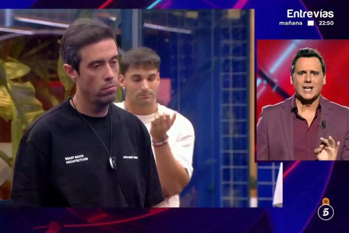 Javier amb expressió seriosa en un entorn interior amb plantes a la casa de Gran Hermano mentre en un requadre a la dreta apareix Ion Aramendi seriós parlant al plató. Javier amb expressió seriosa en un entorn interior amb plantes a la casa de Gran Hermano mentre en un requadre a la dreta apareix Ion Aramendi seriós parlant al plató.