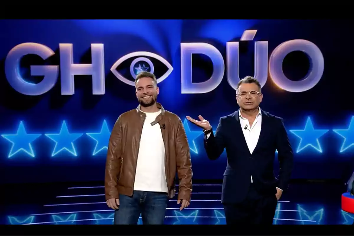 José María Almoguera y Jorge Javier Vázquez en 'Gran Hermano' con el logo de José María Almoguera y Jorge Javier Vázquez en 'Gran Hermano' con el logo de