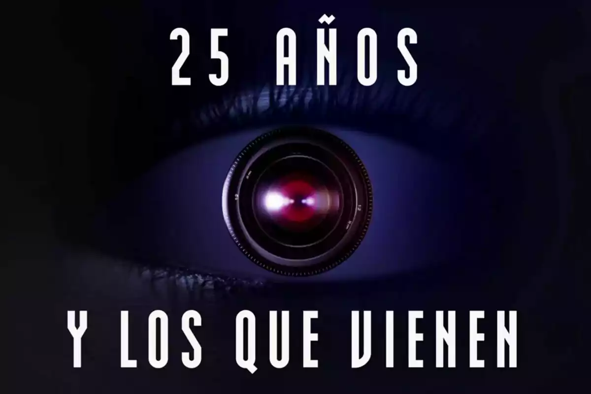Un ull amb una lent de càmera al centre i el text Un ull amb una lent de càmera al centre i el text