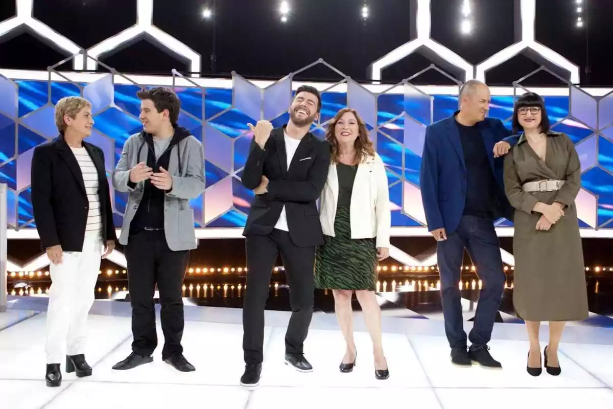 Fotografía grupal de Rodrigo Vázquez junto a los cazadores de El Cazador: Orestes Barbero, Erundino Alonso, Paz Herrera, Ruth de Andrés y Lilit Manukyan Fotografía grupal de Rodrigo Vázquez junto a los cazadores de El Cazador: Orestes Barbero, Erundino Alonso, Paz Herrera, Ruth de Andrés y Lilit Manukyan