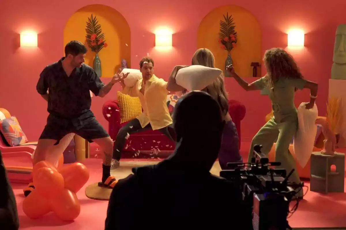 Fotografía de los coaches de La Voz Kids, Melendi, David Bisbal, Lola Índigo y Rosario, en una guerra de almohadas en la promo Fotografía de los coaches de La Voz Kids, Melendi, David Bisbal, Lola Índigo y Rosario, en una guerra de almohadas en la promo