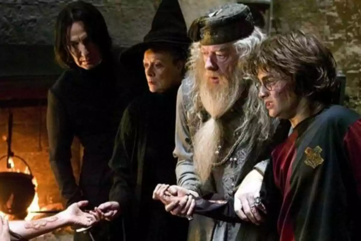 Un grupo de personajes de una película de fantasía, Harry Potter, observa atentamente un brazo extendido con una marca oscura en un ambiente iluminado por el fuego.