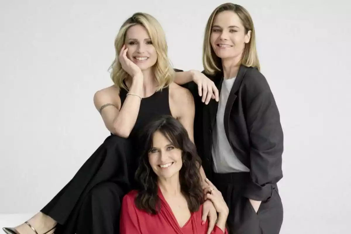 Hazel Brugger, Sandra Studer y Michelle Hunziker posando juntas sonriendo una de ellas está sentada y las otras dos de pie a su lado como presentadoras de Eurovisión. Hazel Brugger, Sandra Studer y Michelle Hunziker posando juntas sonriendo una de ellas está sentada y las otras dos de pie a su lado como presentadoras de Eurovisión.