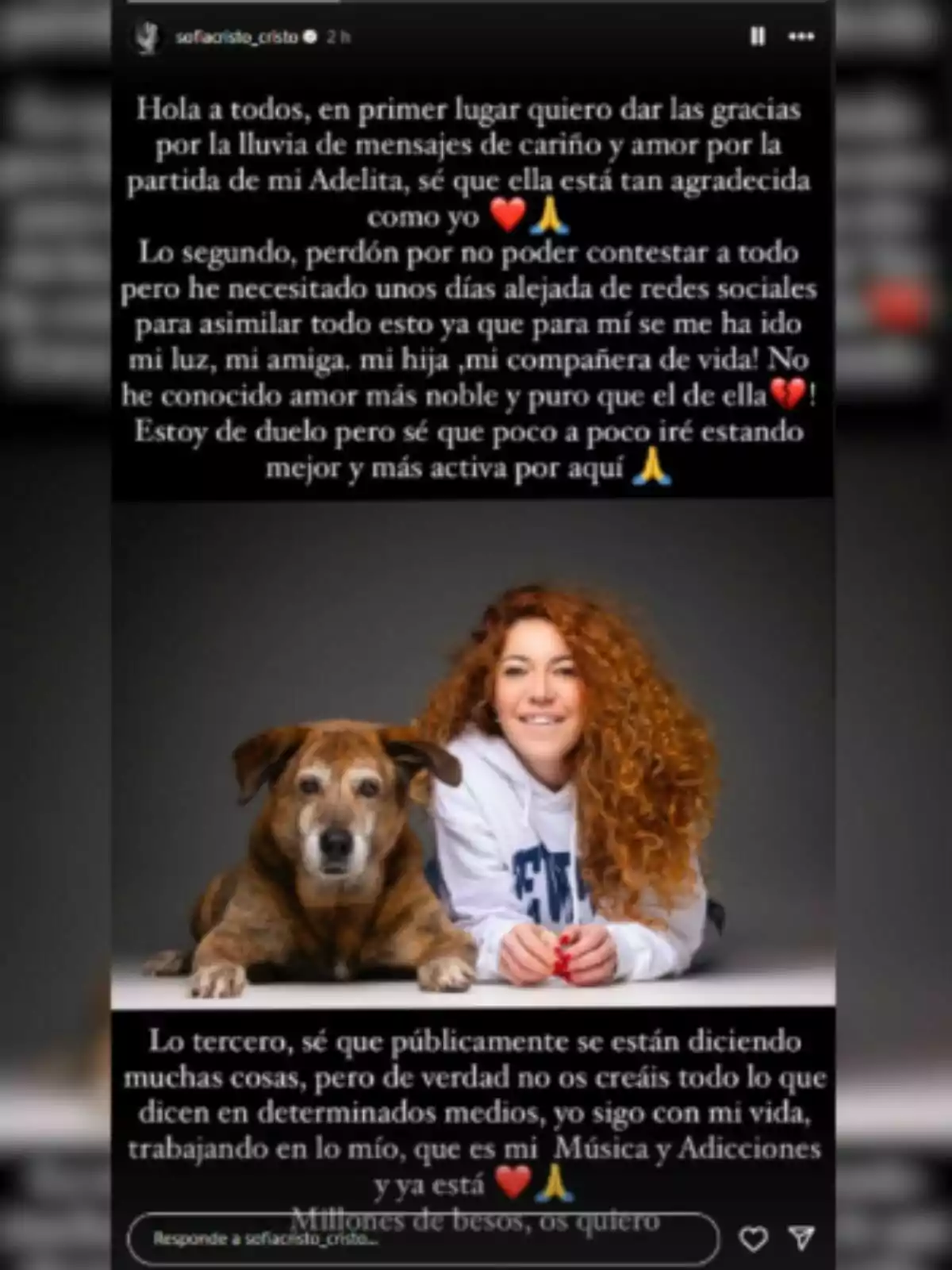 Imagen de Sofía Cristo mientras sonríe a la misma vez que está acostada junto a un perro. Hay un mensaje de agradecimiento y reflexión sobre la pérdida de un ser querido, expresando gratitud por el apoyo recibido y mencionando la importancia de seguir adelante con su vida y proyectos personales. Imagen de Sofía Cristo mientras sonríe a la misma vez que está acostada junto a un perro. Hay un mensaje de agradecimiento y reflexión sobre la pérdida de un ser querido, expresando gratitud por el apoyo recibido y mencionando la importancia de seguir adelante con su vida y proyectos personales.