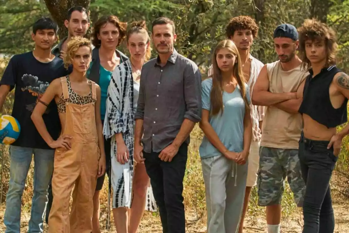 Fotografía del elenco de la tercera temporada de HIT formado por Daniel Grao junto a Francisca Aronsson, Ton Vieira, Juan Grandinetti, Roger Sahuquillo, Andy Duato, Mitch Martín, Carlota Trueba, Miranda Gallego y Josito Peña Fotografía del elenco de la tercera temporada de HIT formado por Daniel Grao junto a Francisca Aronsson, Ton Vieira, Juan Grandinetti, Roger Sahuquillo, Andy Duato, Mitch Martín, Carlota Trueba, Miranda Gallego y Josito Peña