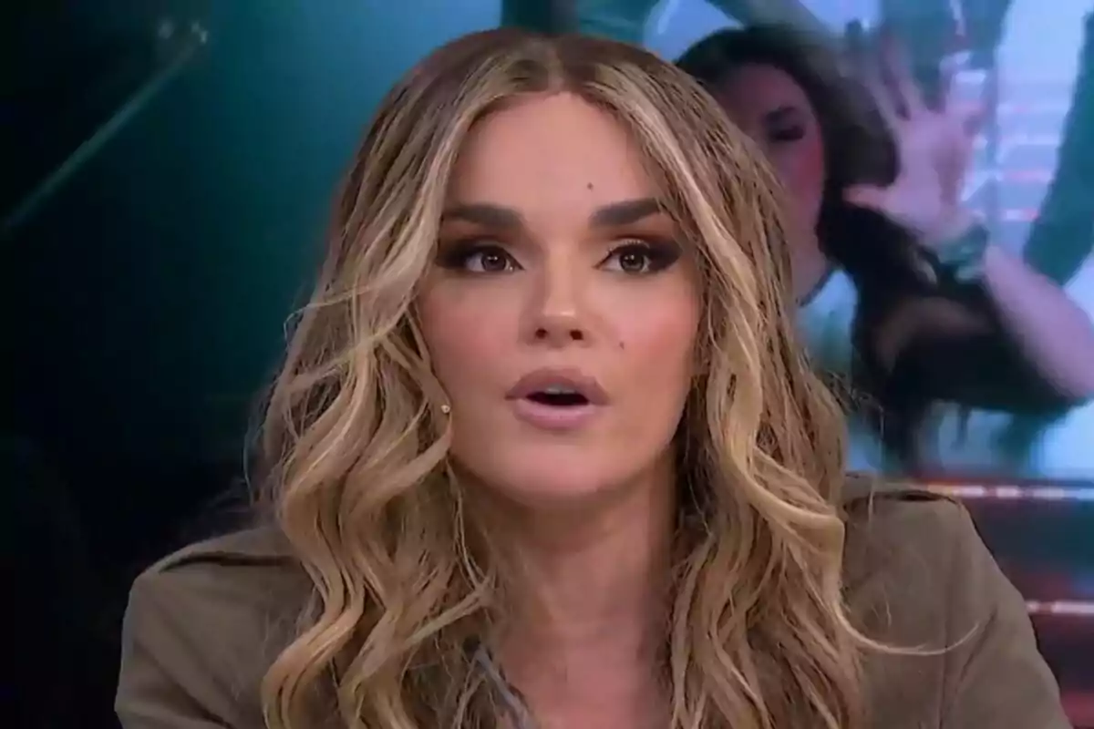 Melody de cabello rubio ondulado y maquillaje pronunciado hablando en un programa de televisión El Hormiguero