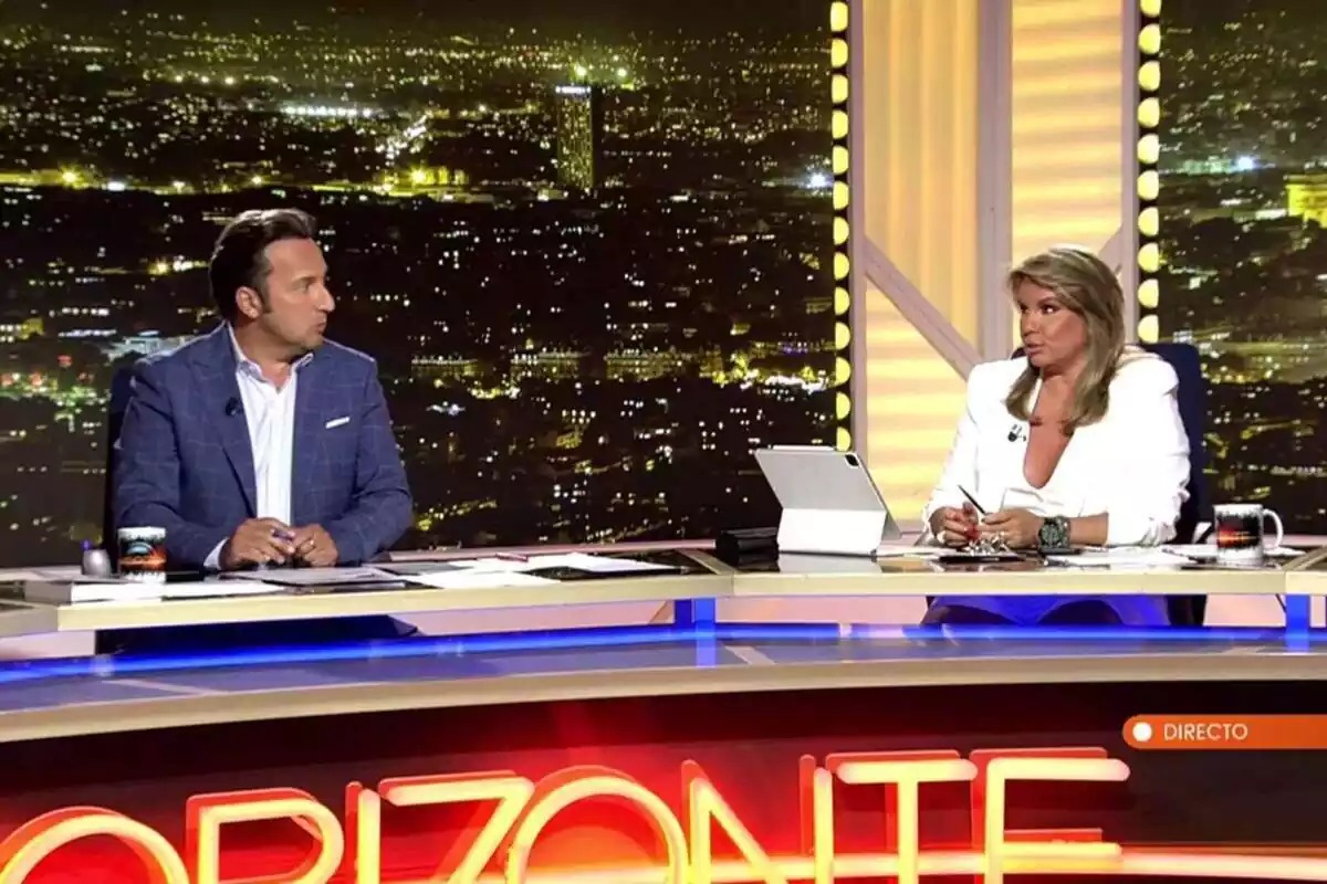 Iker Jiménez y Carmen Porter mirándose en el plató de Horizonte Iker Jiménez y Carmen Porter mirándose en el plató de Horizonte