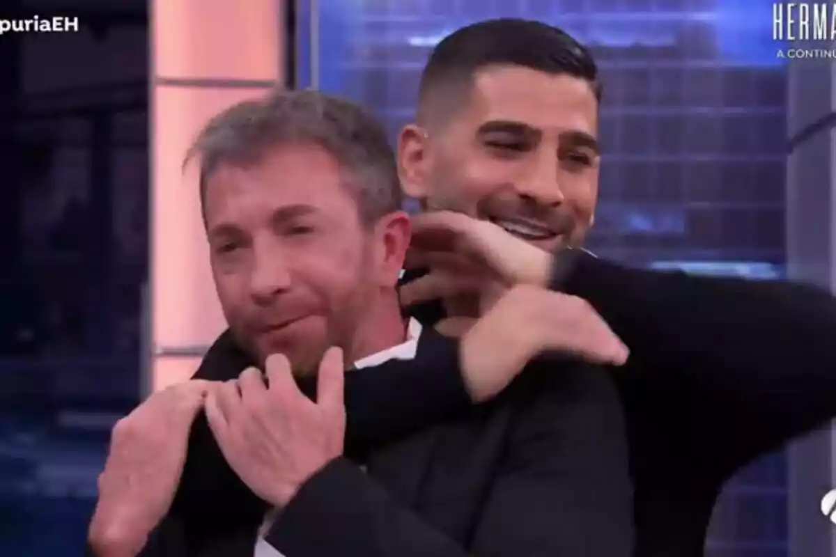 Ilia Topuria coge del cuello a Pablo Motos mientras sonríe en El Hormiguero Ilia Topuria coge del cuello a Pablo Motos mientras sonríe en El Hormiguero