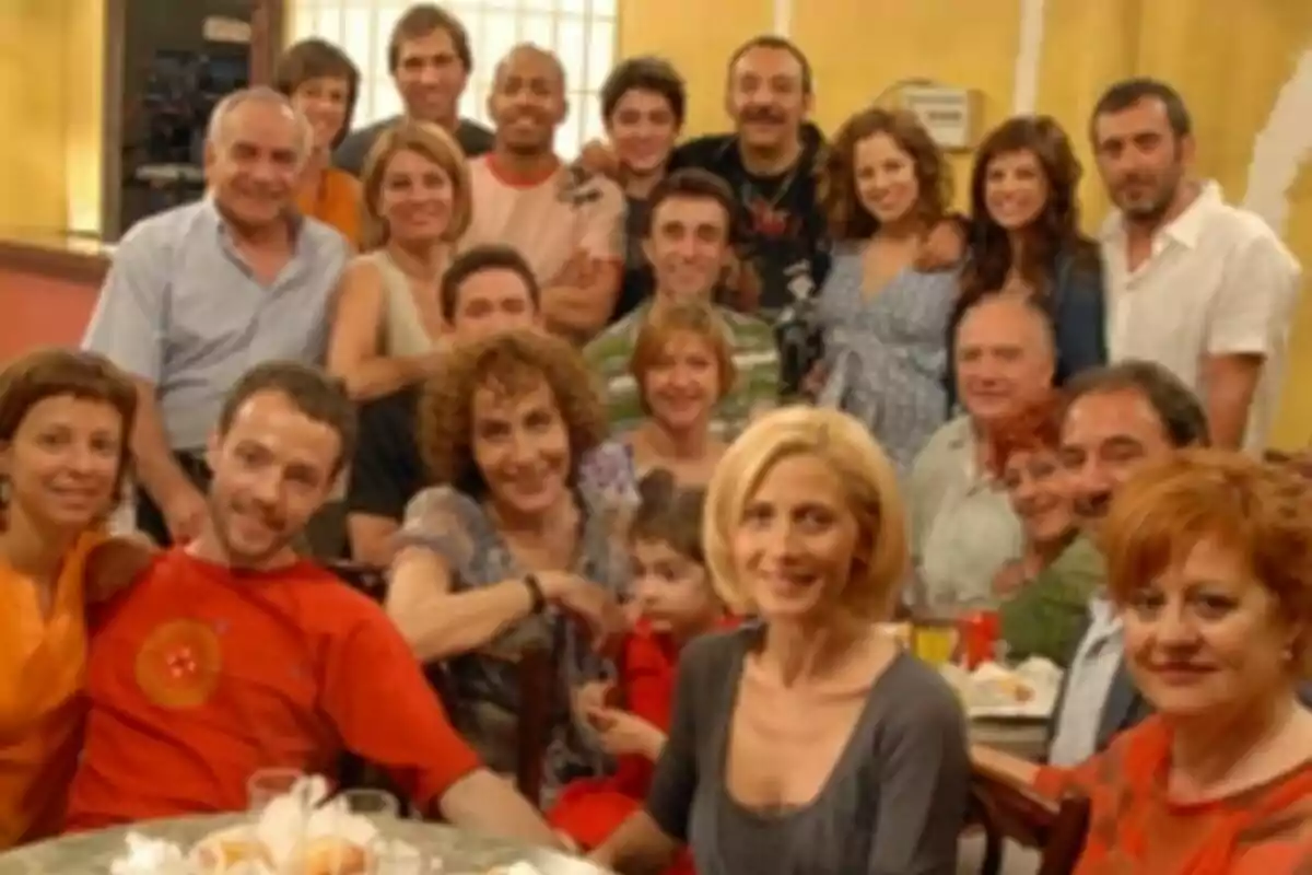Un grup de persones somrients posant per a una foto en un ambient interior.