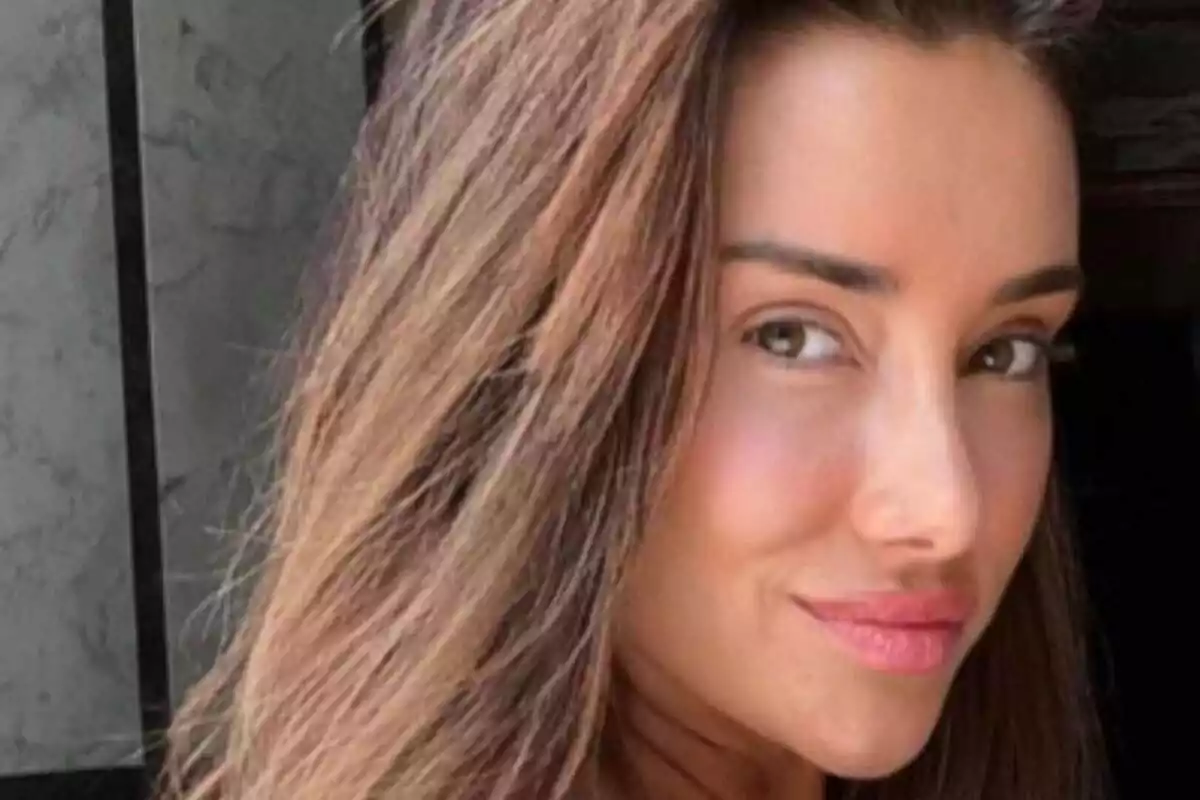 Imagen de Adara Molinero de perfil, mirando a la cámara y sonriendo Imagen de Adara Molinero de perfil, mirando a la cámara y sonriendo
