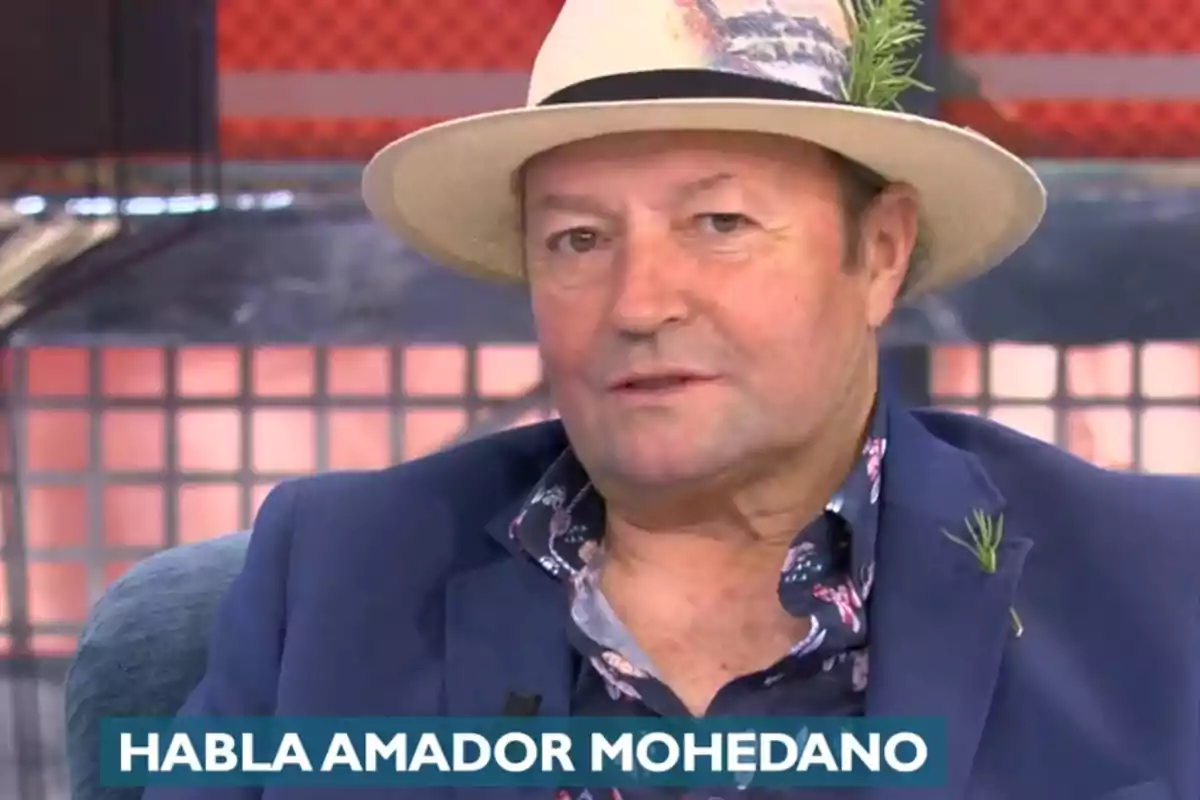 Amador Mohedano con sombrero y chaqueta azul en 'Vamos a ver'. Amador Mohedano con sombrero y chaqueta azul en 'Vamos a ver'.