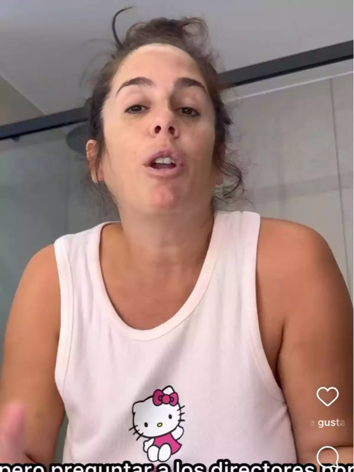 Anabel Pantoja con el cabello recogido lleva una camiseta sin mangas con un diseño de Hello Kitty. Anabel Pantoja con el cabello recogido lleva una camiseta sin mangas con un diseño de Hello Kitty.