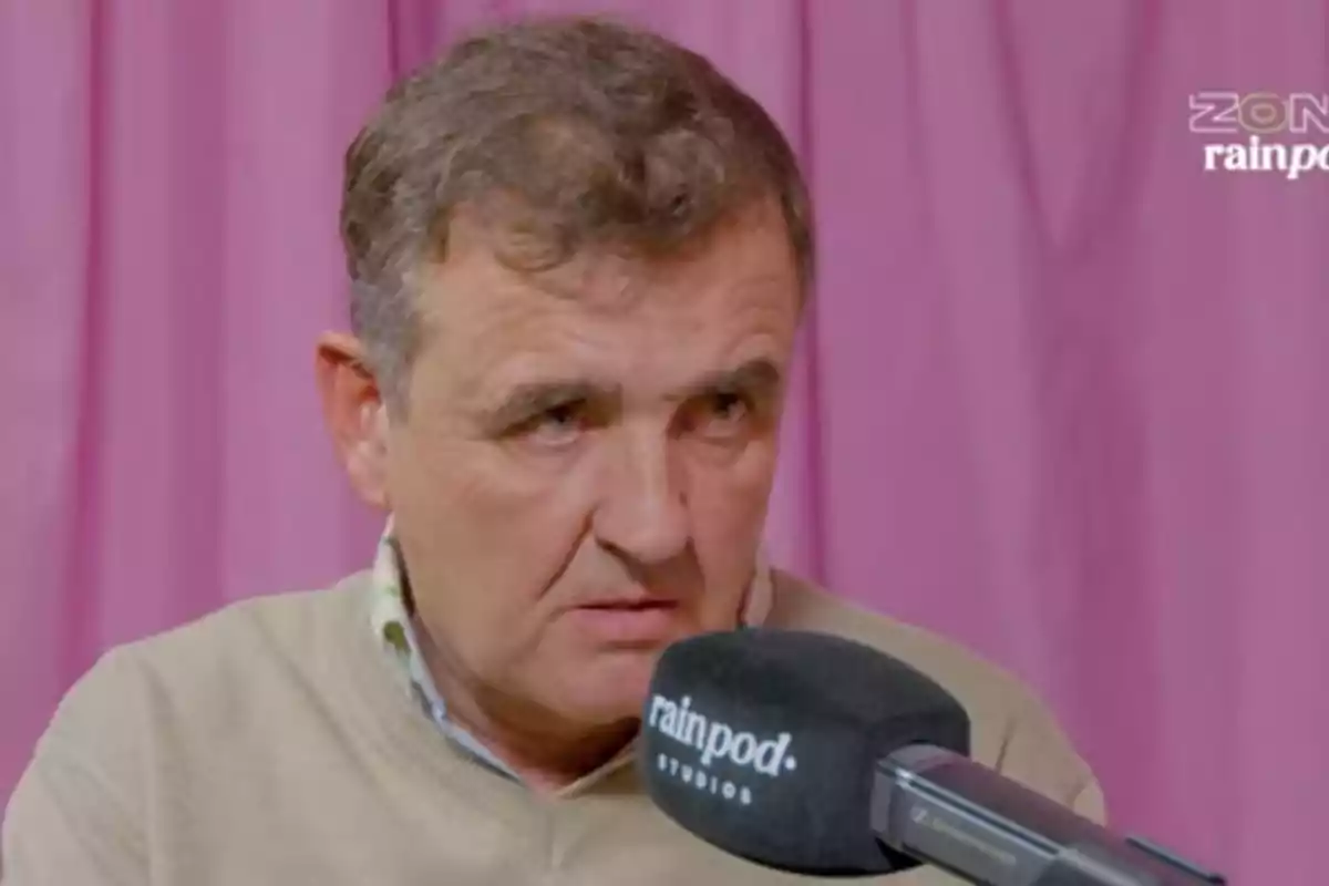Antonio Montero hablando frente a un micrófono con un fondo de cortinas rosas. Antonio Montero hablando frente a un micrófono con un fondo de cortinas rosas.