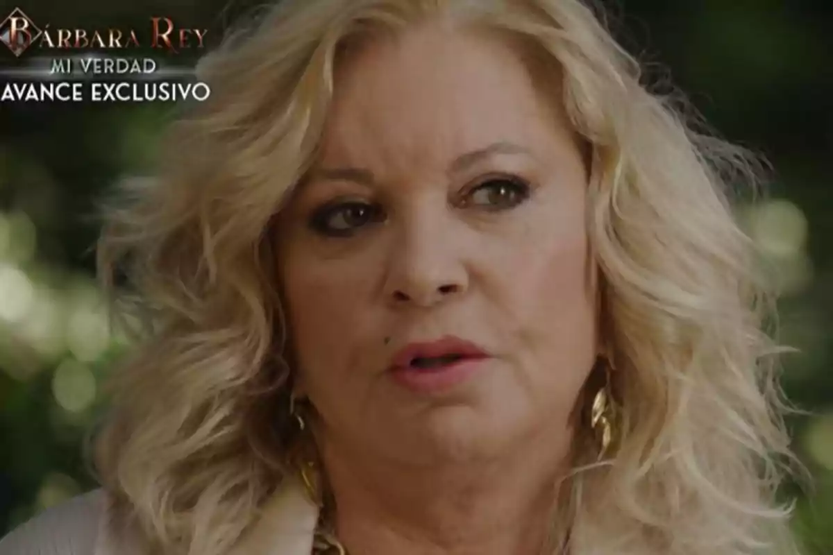 Bárbara Rey con cabello rubio y expresión seria en un entorno natural. Bárbara Rey con cabello rubio y expresión seria en un entorno natural.