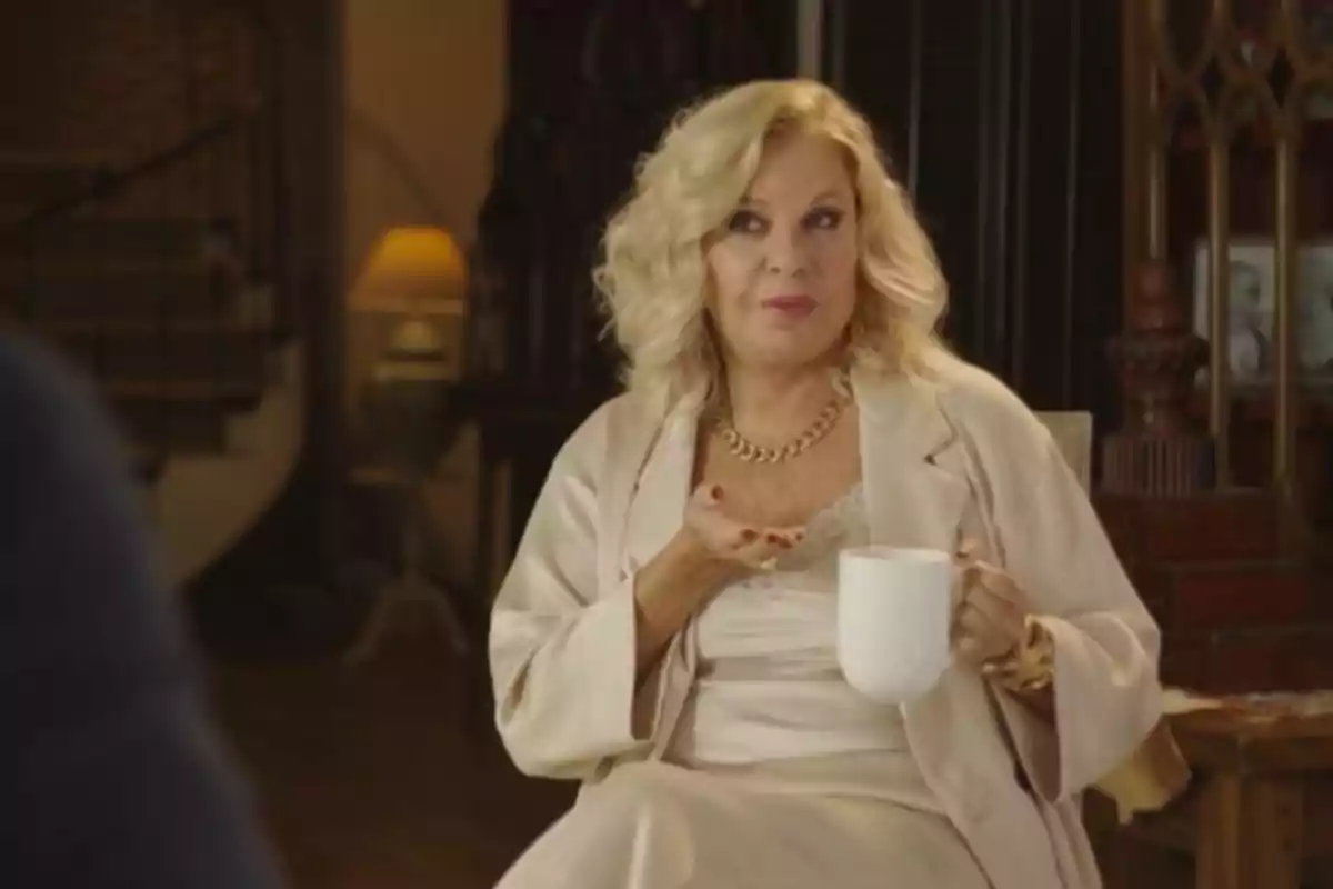 Bárbara Rey de cabello rubio sosteniendo una taza blanca en un ambiente interior acogedor. Bárbara Rey de cabello rubio sosteniendo una taza blanca en un ambiente interior acogedor.