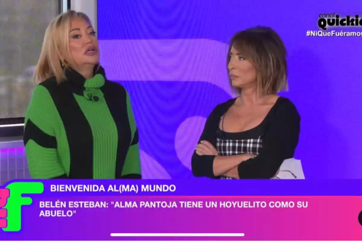 Belén Esteban y María Patiño conversan en un set de televisión con fondo morado y texto en pantalla que dice Belén Esteban y María Patiño conversan en un set de televisión con fondo morado y texto en pantalla que dice