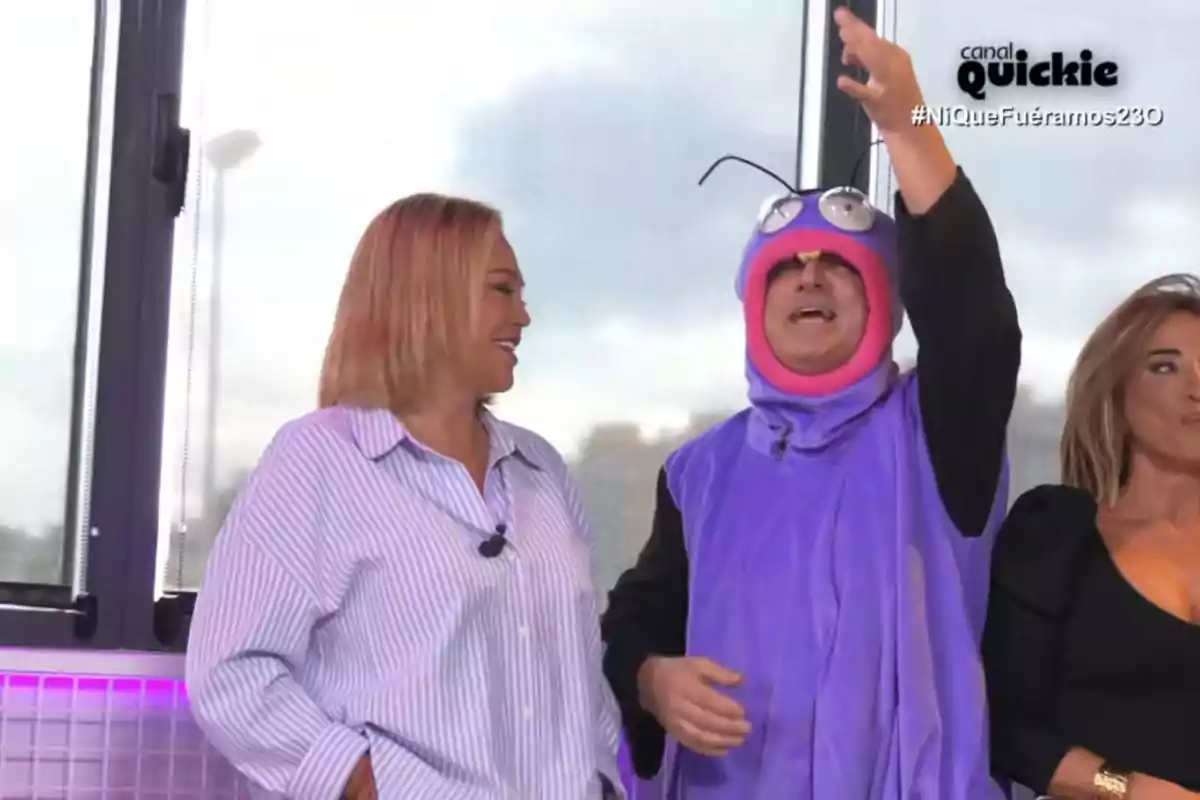 Belén Esteban, Víctor Sandoval y María Patiño en 'Ni que fuéramos', Víctor lleva un disfraz morado de hormiga de 'El Hormiguero' con antenas y gafas grandes, mientras las otras dos sonríen. Belén Esteban, Víctor Sandoval y María Patiño en 'Ni que fuéramos', Víctor lleva un disfraz morado de hormiga de 'El Hormiguero' con antenas y gafas grandes, mientras las otras dos sonríen.