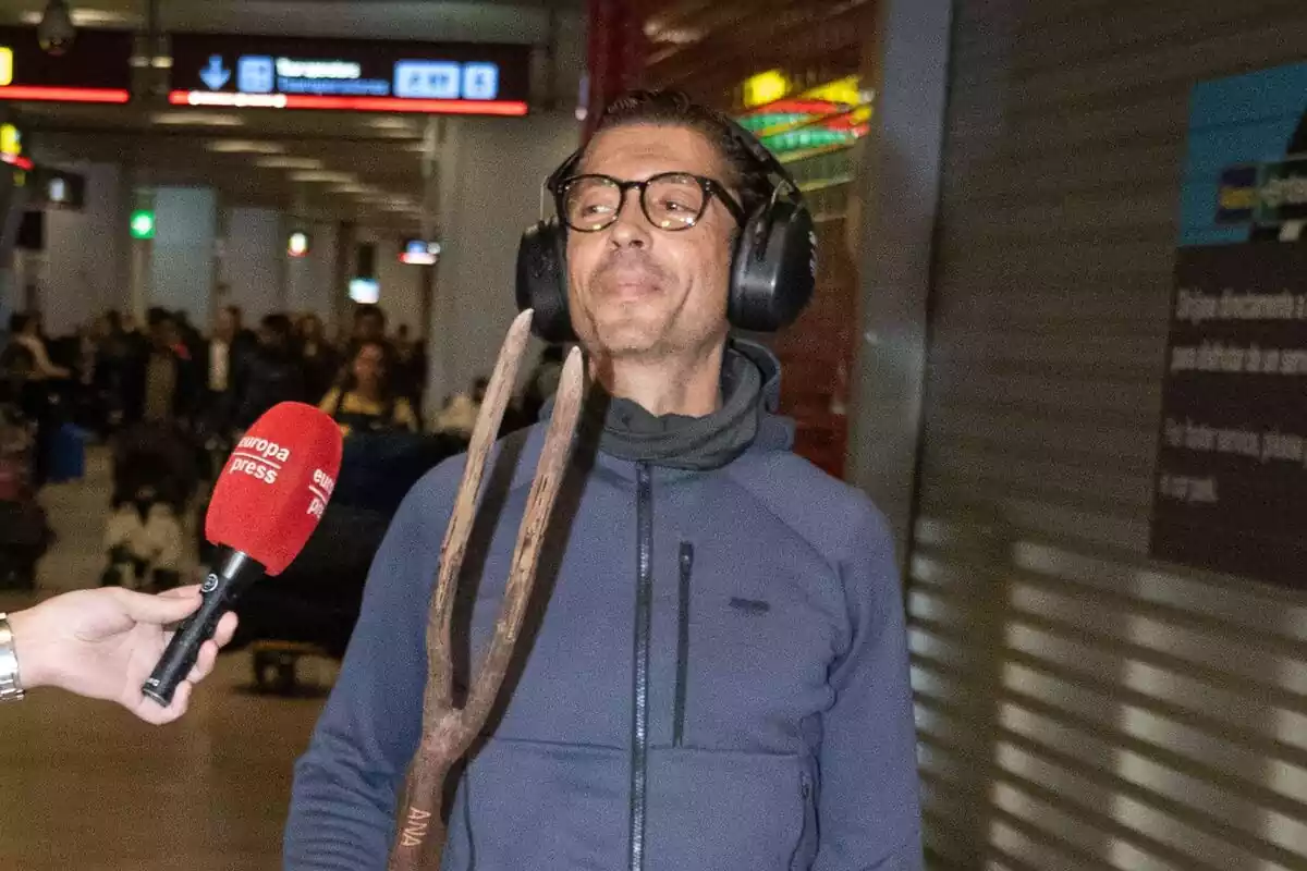Imagen de Ángel Cristo llegando al aeropuerto con una lanza y unos cascos Imagen de Ángel Cristo llegando al aeropuerto con una lanza y unos cascos