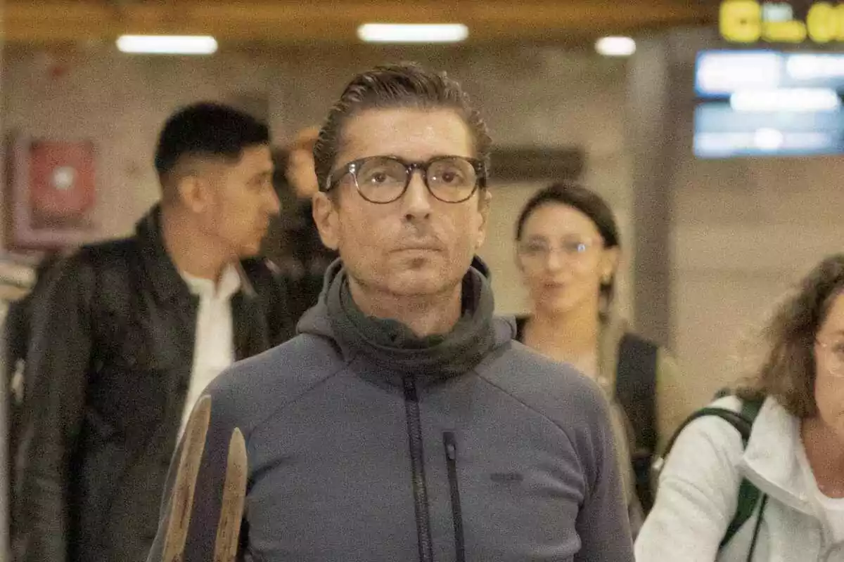 Imagen de Ángel Cristo llegando al aeropuerto con el rostro muy serio Imagen de Ángel Cristo llegando al aeropuerto con el rostro muy serio