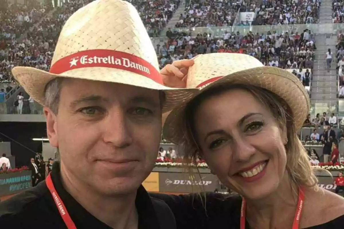 Imagen de Àngeles Blanco y Vicente Vallés juntos con unos sombreros de paja Imagen de Àngeles Blanco y Vicente Vallés juntos con unos sombreros de paja