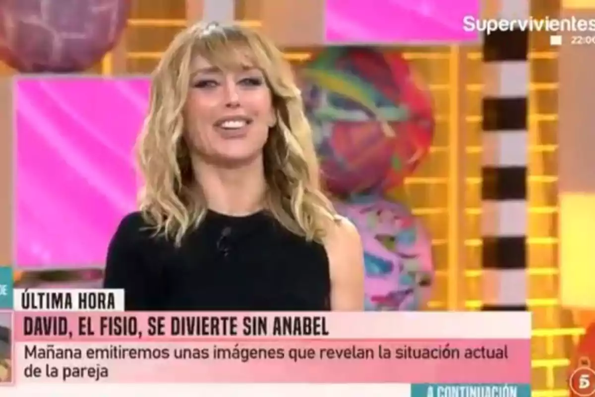 Emma García sonríe en un set colorido mientras en la pantalla se muestra un titular sobre un tema de actualidad. Emma García sonríe en un set colorido mientras en la pantalla se muestra un titular sobre un tema de actualidad.