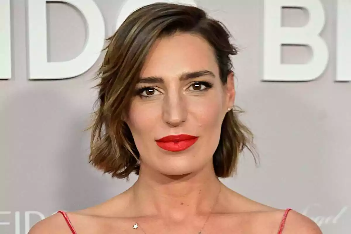 Primer plano de Eugenia Osborne con el rostro serio mirando a cámara Primer plano de Eugenia Osborne con el rostro serio mirando a cámara