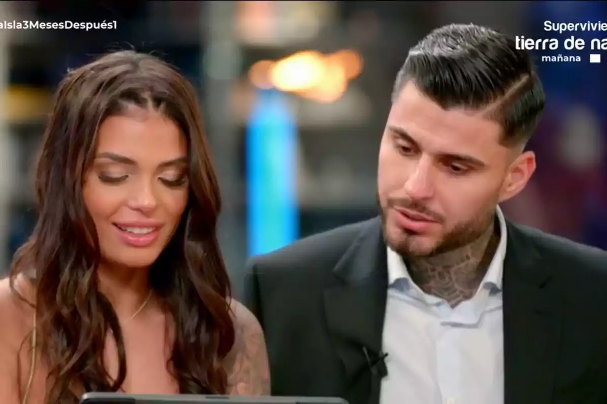 Ana y Fran sentados juntos mirando una pantalla en un entorno televisivo. Ana y Fran sentados juntos mirando una pantalla en un entorno televisivo.