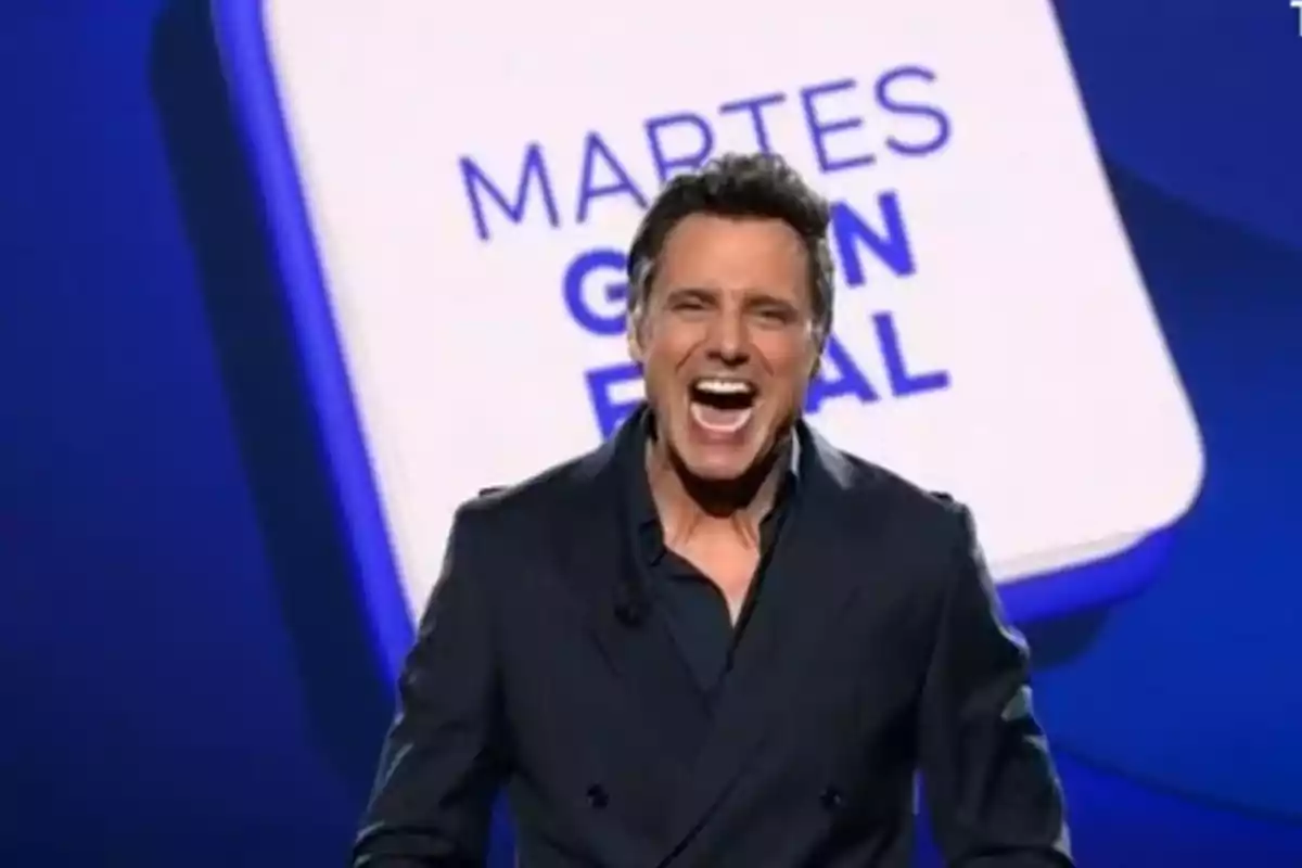 Ion Aramendi sonriente con fondo azul y texto que dice 