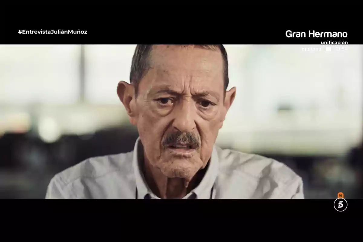 Julián Muñoz con expresión seria aparece en una entrevista en un programa de televisión llamado Julián Muñoz con expresión seria aparece en una entrevista en un programa de televisión llamado