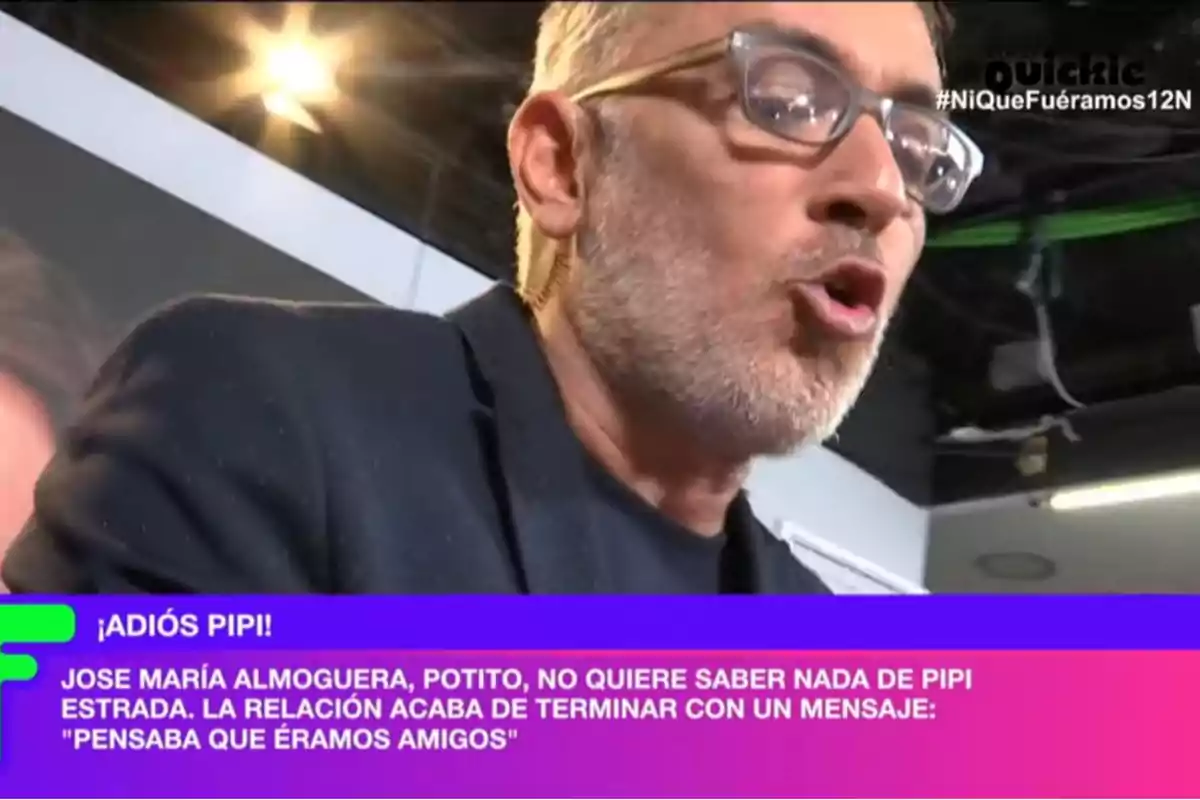 Kiko Hernández con gafas y barba aparece en un estudio de televisión con un texto en la parte inferior que menciona una ruptura de amistad. Kiko Hernández con gafas y barba aparece en un estudio de televisión con un texto en la parte inferior que menciona una ruptura de amistad.