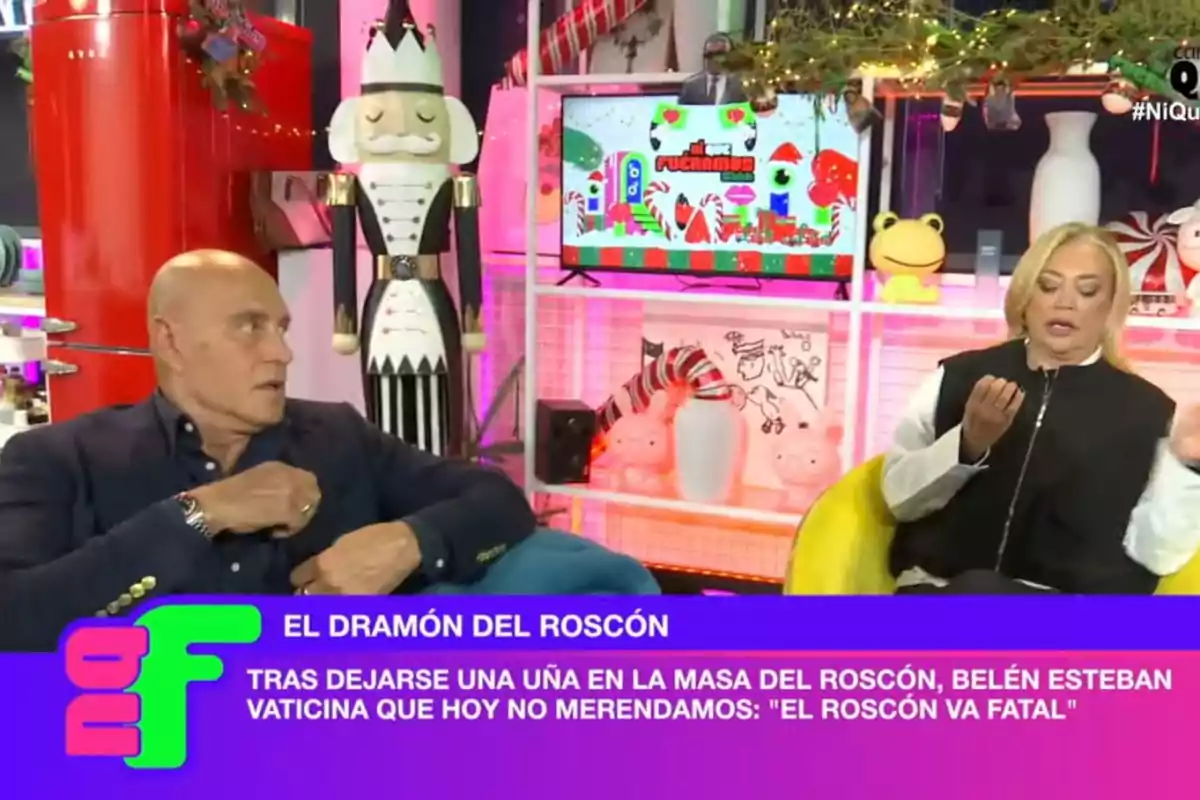 Kiko Matamoros y Belén Esteban conversan en un set de televisión decorado con temática navideña, incluyendo un cascanueces gigante y una pantalla con gráficos coloridos. Kiko Matamoros y Belén Esteban conversan en un set de televisión decorado con temática navideña, incluyendo un cascanueces gigante y una pantalla con gráficos coloridos.