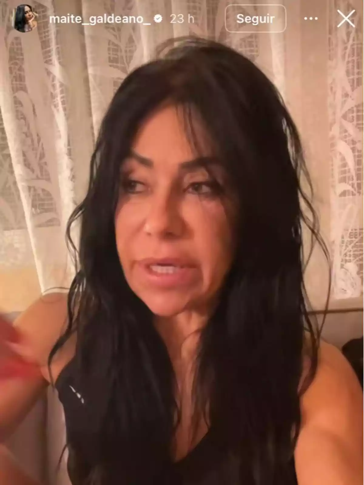 Maite Galdeano de cabello oscuro y largo está hablando frente a una cortina blanca. Maite Galdeano de cabello oscuro y largo está hablando frente a una cortina blanca.
