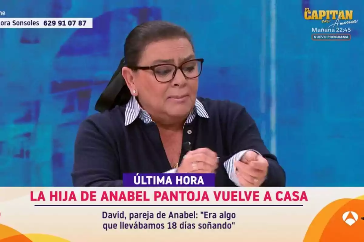 María del Monte con gafas y cabello recogido está hablando en un programa de televisión, con un fondo azul y un texto en pantalla que anuncia una noticia sobre la hija de Anabel Pantoja. María del Monte con gafas y cabello recogido está hablando en un programa de televisión, con un fondo azul y un texto en pantalla que anuncia una noticia sobre la hija de Anabel Pantoja.