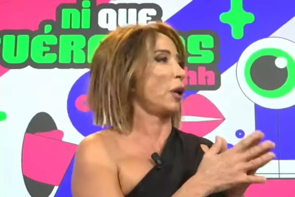 María Patiño parlant a 'Ni que fuéramos' amb un fons acolorit i lletres grans. María Patiño parlant a 'Ni que fuéramos' amb un fons acolorit i lletres grans.