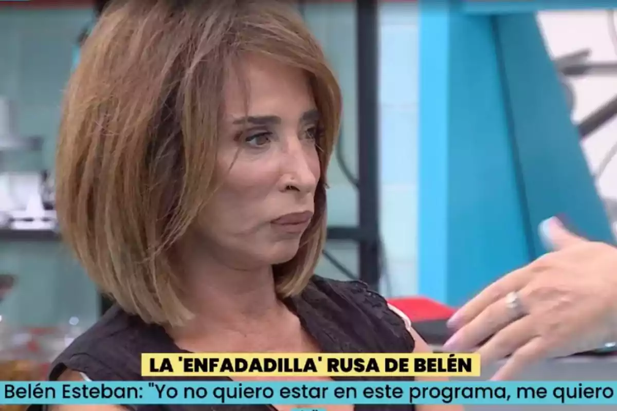 María Patiño con expresión seria en un programa de televisión, con subtítulos en la parte inferior de la imagen.