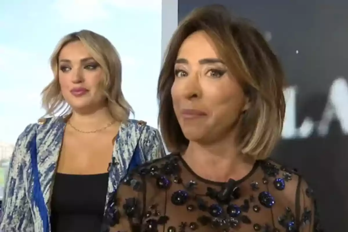 María Patiño i Marta Riesco posen davant de la càmera; Marta porta un vestit blau amb detalls i María un top negre amb adornaments brillants.