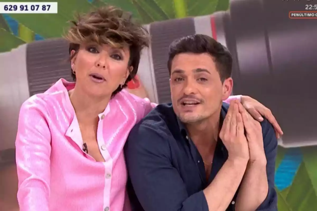 Sonsoles Ónega y Nacho Gay posan juntas frente a una cámara en un estudio de televisión, una de ellas lleva una chaqueta rosa y la otra una camisa oscura. Sonsoles Ónega y Nacho Gay posan juntas frente a una cámara en un estudio de televisión, una de ellas lleva una chaqueta rosa y la otra una camisa oscura.