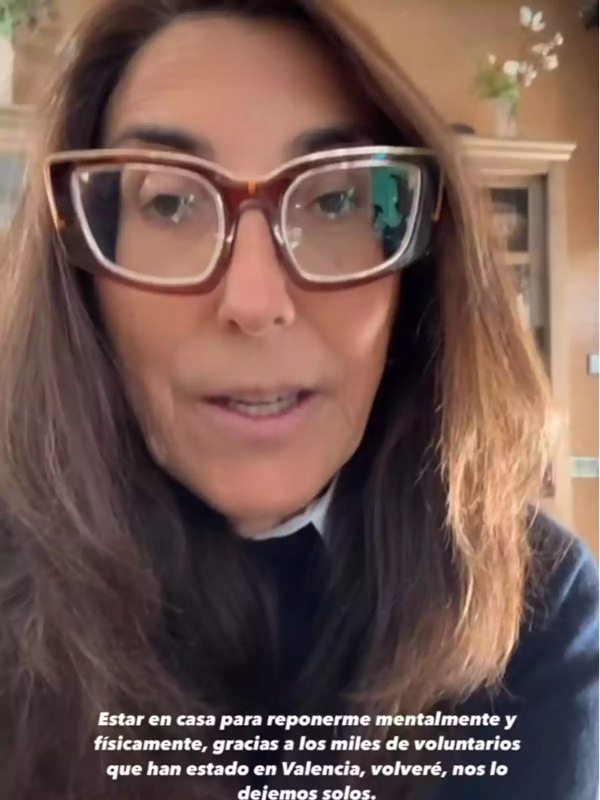 Paz Padilla con gafas grandes hablando frente a la cámara, con un mensaje de agradecimiento a los voluntarios en Valencia. Paz Padilla con gafas grandes hablando frente a la cámara, con un mensaje de agradecimiento a los voluntarios en Valencia.