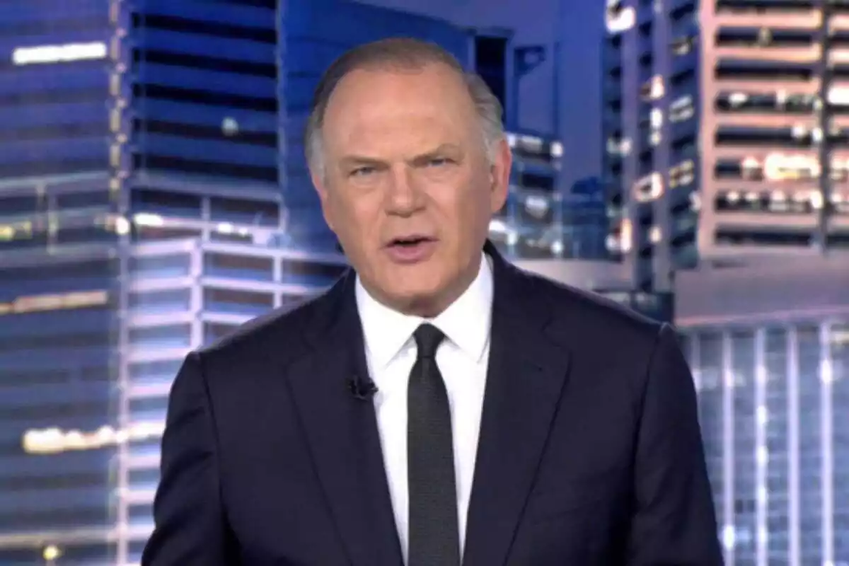 Plano medio de Pedro Piqueras presentando 'Informativos Telecinco'