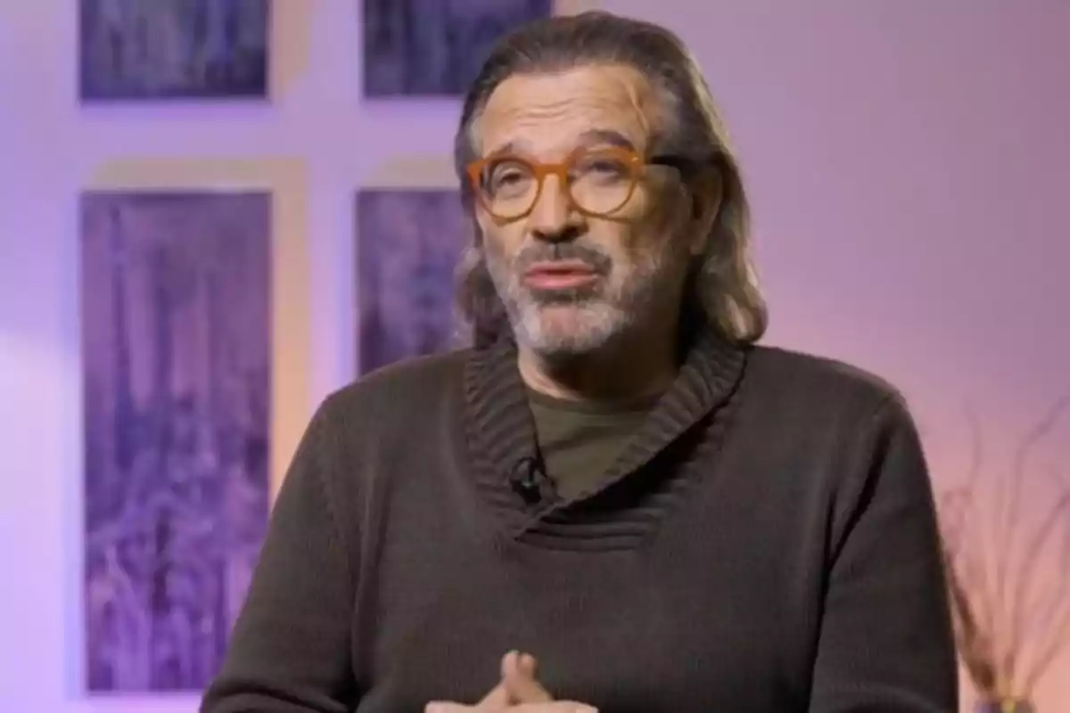 Pepe Navarro con gafas y barba, vestido con un suéter oscuro, está hablando en un entorno interior con cuadros en la pared. Pepe Navarro con gafas y barba, vestido con un suéter oscuro, está hablando en un entorno interior con cuadros en la pared.