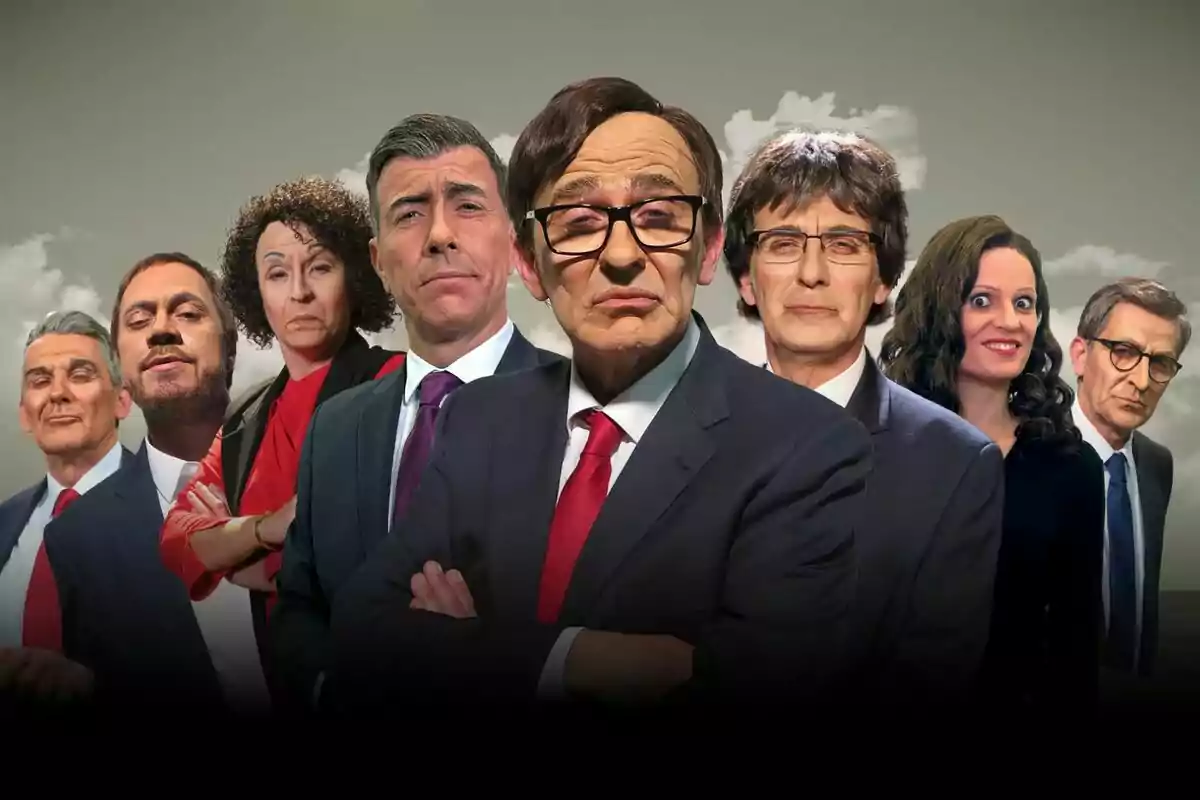 Un grup de persones amb vestits formals posant davant d'un fons de núvols.